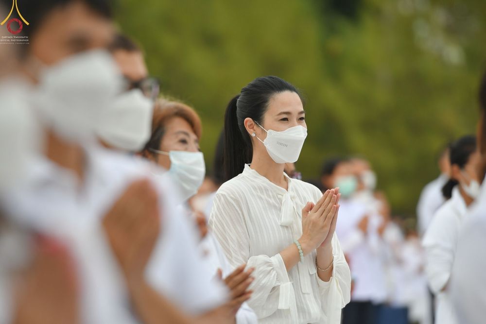 ภาพ No.70177:พิธีจุดประทีปถวายเป็นพุทธบูชา และบูชาธรรมมหาปูชนียาจารย์ ในโครงการธรรมยาตรากตัญญูบูชา มหาปูชนียาจารย์ พระมงคลเทพมุนี(สด จนฺทสโร) พระผู้ปราบมาร ปีที่ 11 ณ อนุสรณ์สถานลำดับที่ 2 สถานที่ตั้งมโนปณิธานบวชตลอดชีวิต อนุสรณ์สถานคลองบางนางแท่น อ.สามพราน จ.นครปฐม 