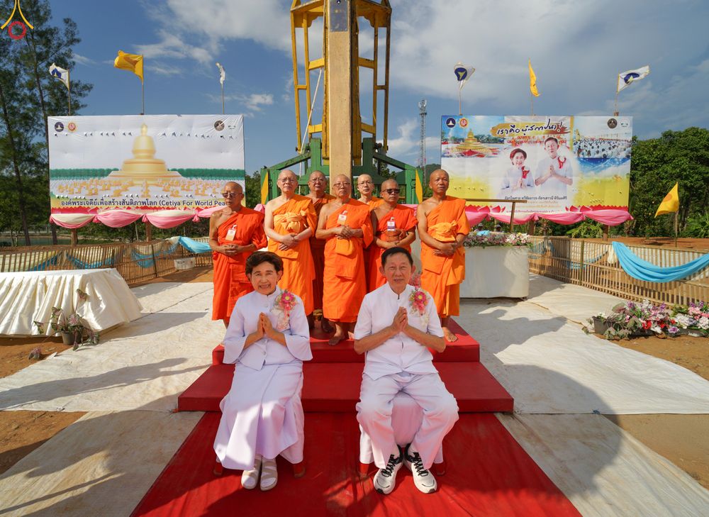 ภาพ No.331679:วันพุธที่ ๓ มิถุนายน พ.ศ.๒๕๖๙ พิธีทอดผ้าป่า ปฏิบัติธรรมกลั่นแผ่นดิน พิธีโปรยรัตนชาติ  และ พิธีตอกเสาเข็ม มงคลต้นแรก สถาปนา "องค์พระเจดีย์เพื่อสร้างสันติภาพโลก"  องค์แรก ครั้งแรกของลำปาง ประตูสู่ภาคเหนือ  ณ ศูนย์ปฏิบัติธรรมเถินเทิดธรรม อ.เถิน จ.ลำปาง