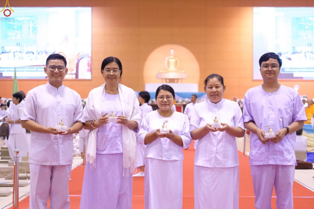 ภาพ No.311666:วันอาทิตย์ต้นเดือนที่ 1 มีนาคม พ.ศ.2569 สัมมนาพิเศษ พิธีมอบรูปหล่อโลหะหลวงปู่วัดปากน้ำ พระมงคลเทพมุนี พิธีมุทิตาสักการะในโอกาสพระครูปลัดรัตนวีรวัฒน์(รังสฤษดิ์ อิทธิจินฺตโก) เจ้าอาวาสวัดพระธรรมกาย  ดำรงตำแหน่งเป็น “ที่ปรึกษาเจ้าคณะจังหวัดปทุมธานี”  ณ ห้อง