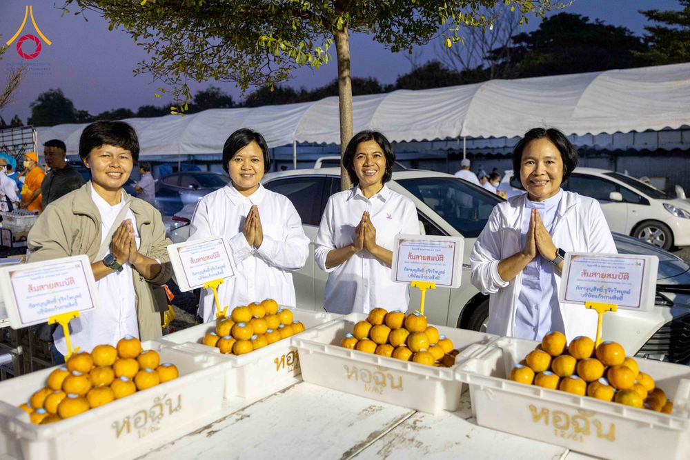 ภาพ No.295480:วันที่ 16 มกราคม พ.ศ. 2569 พิธีถวายภัตตาหารเป็นสังฆทาน แด่พระธรรมยาตรา ณ วัดโบสถ์บน ต.บางคูเวียง จ.นนทบุรี อนุสรณ์สถานลำดับที่ 4 สถานที่เกิดด้วยกายธรรม ในโครงการธรรมยาตรา กตัญญูบูชา มหาปูชนียาจารย์ พระมงคลเทพมุนี(สด จนฺทสโร) พระผู้ปราบมาร อนุสรณ์สถาน 7 แ