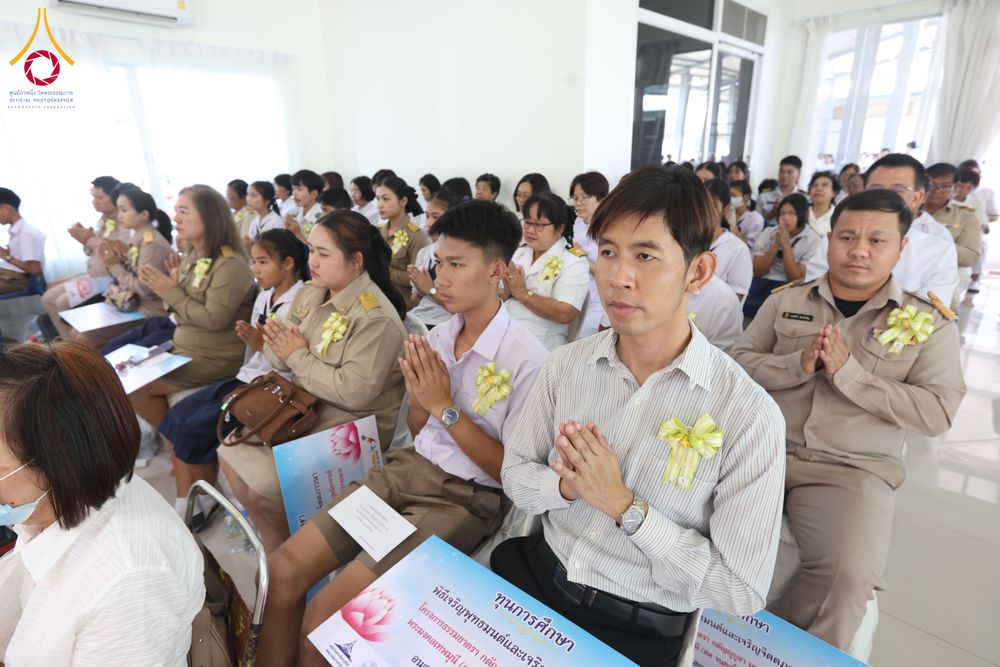 ภาพ No.290303:วันอังคารที่ 6 มกราคม พ.ศ. 2569 พิธีเจริญพุทธมนต์ ปฏิบัติธรรม มอบทุนการศึกษา ถวายสังฆทาน 142 วัด ณ ศูนย์ปฏิบัติธรรมพระมงคลเทพมุนี อ.สองพี่น้อง จ.สุพรรณบุรี