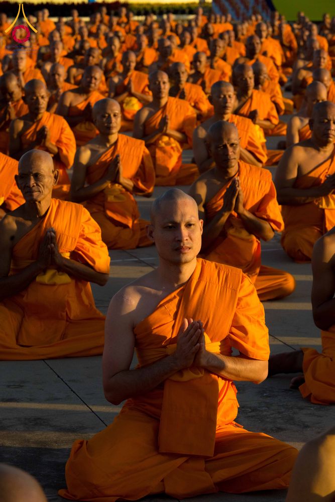 ภาพ No.285273:วันจันทร์ที่ 15 ธันวาคม พ.ศ.2568  บันทึกภาพหมู่ประวัติศาสตร์ โครงการบรรพชาอุปสมบทหมู่  รุ่นบูชาธรรมมหาปูชนียาจารย์ ประจำปี 2568 ณ ลานธรรมมหาธรรมกายเจดีย์ วัดพระธรรมกาย