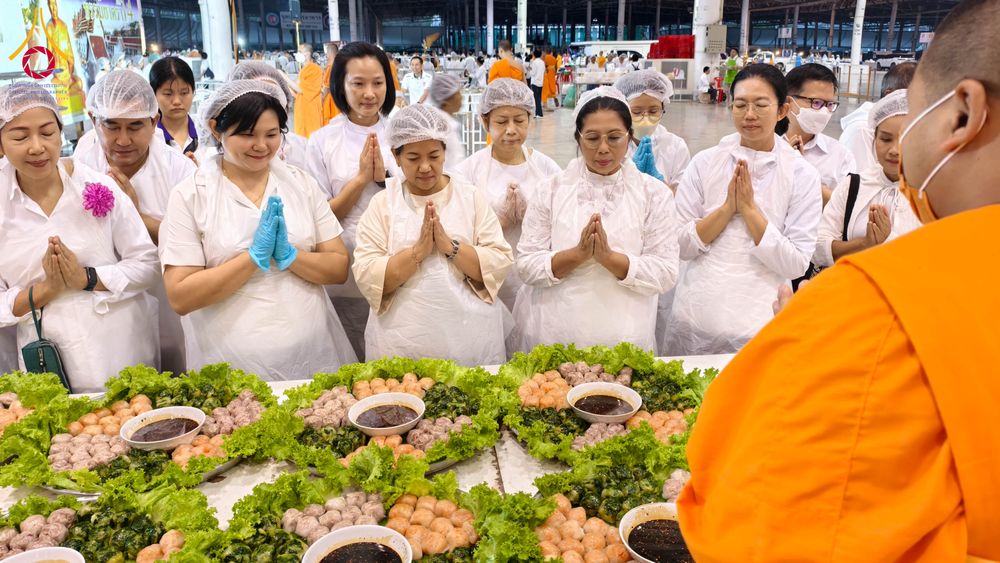 ภาพ No.303018:วันที่ 26 มกราคม พ.ศ. 2569 พิธีถวายภัตตาหารเป็นสังฆทาน แด่พระธรรมยาตรา ณ วัดพระธรรมกาย  จังหวัดปทุมธานี ในโครงการธรรมยาตรา กตัญญูบูชา มหาปูชนียาจารย์ พระมงคลเทพมุนี(สด จนฺทสโร) พระผู้ปราบมาร อนุสรณ์สถาน 7 แห่ง ปีที่ 14