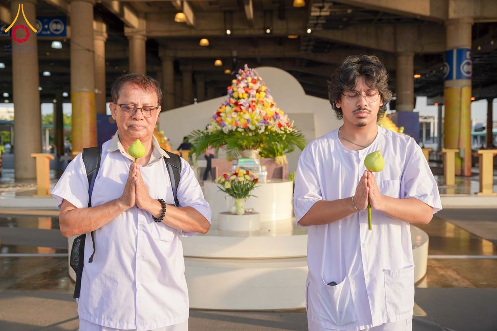 ภาพ No.340417:วันที่  12 - 22 กรกฎาคม พ.ศ.2569 ชาวต่างชาติจากประเทศกัวเตมาลา รัสเซีย เซอร์เบีย เยอรมัน อเมริกา สเปน สิงคโปร์ และศรีลังกา  เยี่ยมชมวัด เรียนรู้วิธีการนั่งสมาธิ และกราบสักการะพระมหาธรรมกายเจดีย์ ณ วัดพระธรรมกาย