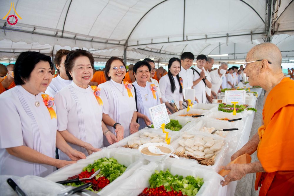 ภาพ No.298523:วันที่ 20 มกราคม พ.ศ. 2569 พิธีถวายภัตตาหารเป็นสังฆทาน แด่พระธรรมยาตรา ณ อนุสรณ์สถานบางปลา วัดบางปลา อำเภอบางเลน จังหวัดนครปฐม ในโครงการธรรมยาตรา กตัญญูบูชา มหาปูชนียาจารย์ พระมงคลเทพมุนี(สด จนฺทสโร) พระผู้ปราบมาร อนุสรณ์สถาน 7 แห่ง ปีที่ 14