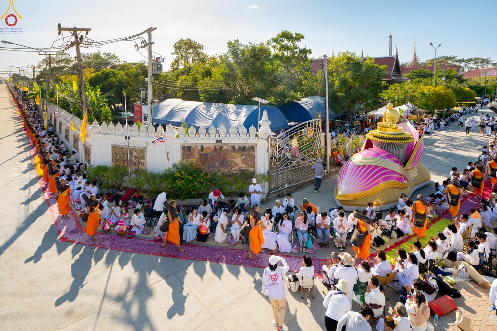 ภาพ No.292908:วันที่ 11 มกราคม พ.ศ. 2569 พิธีต้อนรับพระธรรมยาตรา ณ อนุสรณ์สถานลำดับที่ 3 สถานที่เกิดในเพศสมณะ วัดสองพี่น้อง อำเภอสองพี่น้อง จังหวัดสุพรรณบุรี ในโครงการธรรมยาตรา กตัญญูบูชา มหาปูชนียาจารย์ พระมงคลเทพมุนี(สด จนฺทสโร) พระผู้ปราบมาร อนุสรณ์สถาน 7 แห่ง ปีที