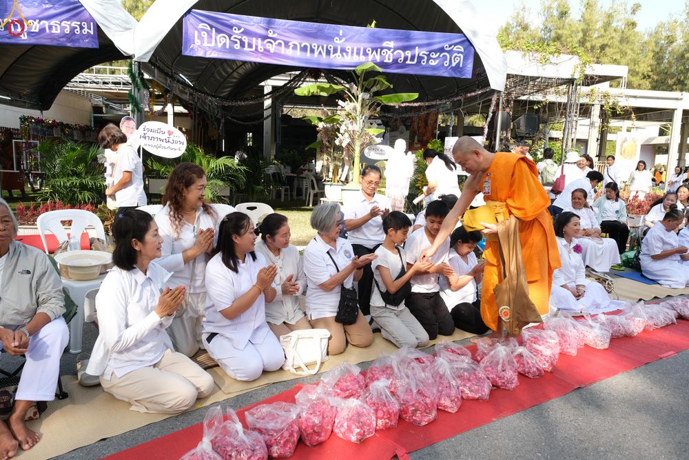 ภาพ No.296266:ภาพเบื้องหลังอาสาสมัครรวมใจ ชุดที่ 2 ในโครงการธรรมยาตรา กตัญญูบูชา มหาปูชนียาจารย์ พระมงคลเทพมุนี(สด จนฺทสโร) พระผู้ปราบมาร อนุสรณ์สถาน 7 แห่ง ปีที่ 14
