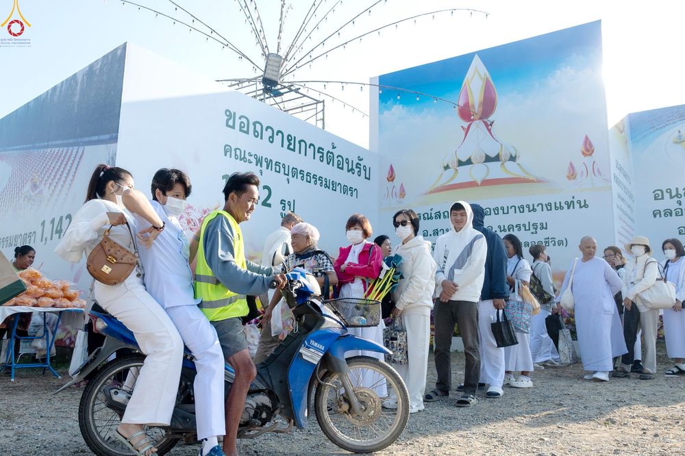 ภาพ No.292481:วันที่ 11 มกราคม พ.ศ. 2569 พิธีตักบาตรพระธรรมยาตรา ณ อนุสรณ์สถานคลองบางนางแท่น อ.สามพราน จ.นครปฐม ในโครงการธรรมยาตรา กตัญญูบูชา มหาปูชนียาจารย์ พระมงคลเทพมุนี(สด จนฺทสโร) พระผู้ปราบมาร อนุสรณ์สถาน 7 แห่ง ปีที่ 14