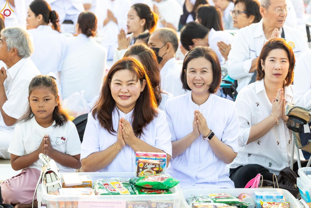 ภาพ No.279796:วันที่ 1 มกราคม พ.ศ.2569 พิธีตักบาตรในวันขึ้นปีใหม่ ณ ลานธรรม วัดพระธรรมกาย