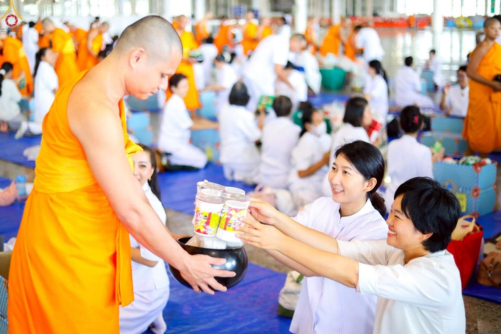 ภาพ No.240499:วันพุธที่ 27 สิงหาคม พ.ศ. 2568 พิธีตักบาตร ในวันธรรมชัย ณ วัดพระธรรมกาย จ.ปทุมธานี