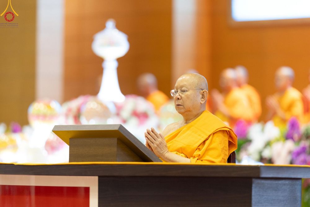 ภาพ No.143495:พิธีตักบาตร ข้าวสารอาหารแห้ง ณ บ้านแก้วเรือนทองคุณยายฯ และ พิธีบูชาข้าวพระ  ณ สภาธรรมกายสากล วัดพระธรรมกาย วันอาทิตย์ที่ 7 กรกฎาคม พ.ศ. 2567