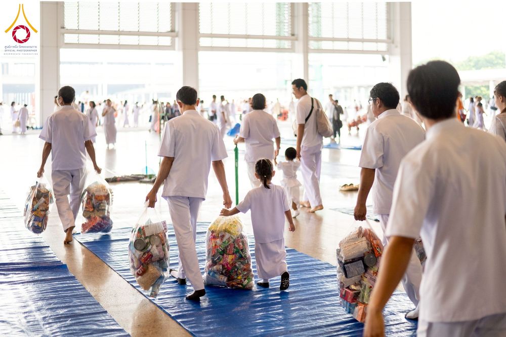 ภาพ No.256871:วันที่ 5 ตุลาคม พ.ศ. 2568 พิธีตักบาตร ข้าวสารอาหารแห้ง ณ บ้านแก้วเรือนทองคุณยายฯ สภาธรรมกายสากล วัดพระธรรมกาย