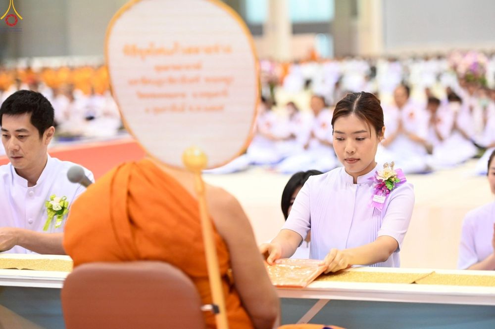 ภาพ No.233869:วันเสาร์ที่ 19 กรกฎาคม พ.ศ.2568 วันมหารำลึก ครั้งที่ 35 พิธีรำลึกถึงนักสร้างบารมี , พิธีสวดพระพุทธมนต์ , พิธีทอดผ้าบังสกุลและถวายไทยธรรม วัดพระธรรมกาย