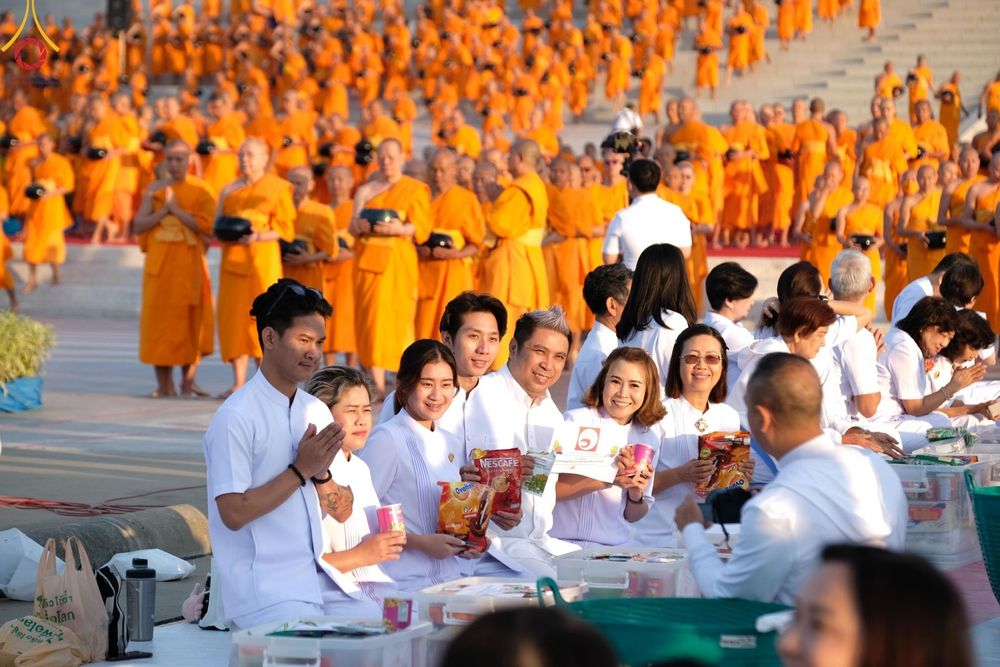 ภาพ No.187836:พิธีตักบาตรฉลองพระใหม่ ต้อนรับพุทธศักราช 2568 ณ ลานธรรมพระมหาธรรมกายเจดีย์ วัดพระธรรมกาย จ.ปทุมธานี วันที่ 1 มกราคม พ.ศ. 2568