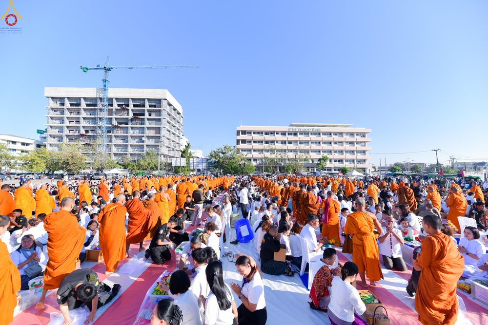 ภาพ No.280233:วันอังคารที่ ๓๐ ธันวาคม พ.ศ. ๒๕๖๘ พิธีตักบาตรพระ ๑,๐๖๙ รูป จังหวัดกาฬสินธุ์   ณ บริเวณสนามหน้าศาลากลาง จังหวัดกาฬสินธุ์ (หลังเก่า)