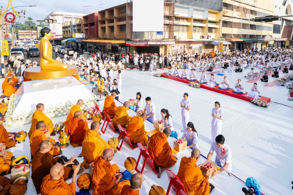 ภาพ No.343170:วันอาทิตย์ที่ 16 สิงหาคม พ.ศ.2569 พิธีตักบาตรพระ 10,000 รูป นานาชาติ ปีที่ 23 คณะสงฆ์ 4 ประเทศ 14 จังหวัดภาคใต้ น้อมถวายเป็นพุทธบูชา ทำบุญเพื่อแม่- พ่อ ณ ถนนนิพัทธ์อุทิศ 3 อ.หาดใหญ่ จ.สงขลา
