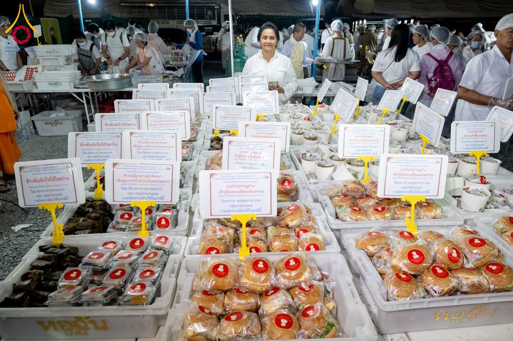 ภาพ No.301698:วันที่ 24 มกราคม พ.ศ. 2569 พิธีถวายภัตตาหารเป็นสังฆทาน แด่พระธรรมยาตรา ณ อนุสรณ์สถานบางปลา วัดบางปลา อำเภอบางเลน จังหวัดนครปฐม ในโครงการธรรมยาตรา กตัญญูบูชา มหาปูชนียาจารย์ พระมงคลเทพมุนี(สด จนฺทสโร) พระผู้ปราบมาร อนุสรณ์สถาน 7 แห่ง ปีที่ 14