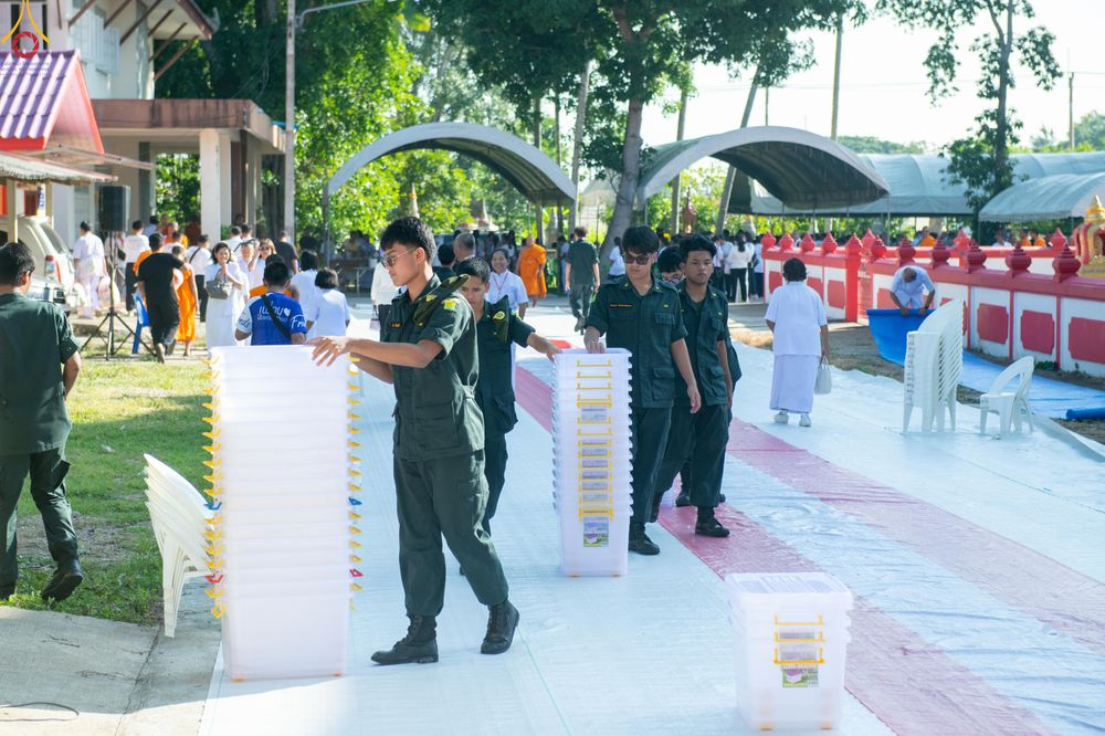 ภาพ No.339184:วันเสาร์ที่ 27 มิถุนายน พ.ศ. 2569 พิธีตักบาตรแด่คณะสงฆ์ 323 วัด 4 จังหวัดชายแดนภาคใต้ พิธีถวายสังฆทานแด่คณะสงฆ์ 323 วัด ปีที่ 22 ครั้งที่ 187 พิธีมอบกองทุนหนุนแรงใจช่วยครูใต้ ปีที่ 19 ครั้งที่ 150 และพิธีทำบุญอุทิศส่วนกุศลให้ผู้วายชนม์
