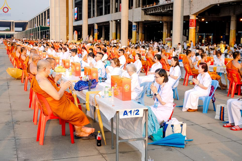 ภาพ No.324680:วันที่ 22 เมษายน พ.ศ.2569 (วันคุ้มครองโลก) บรรยากาศสาธุชน ในงานถวายมหาสังฆทาน 40,000 กว่าวัดทั่วประเทศ ณ ลานธรรม วัดพระธรรมกาย