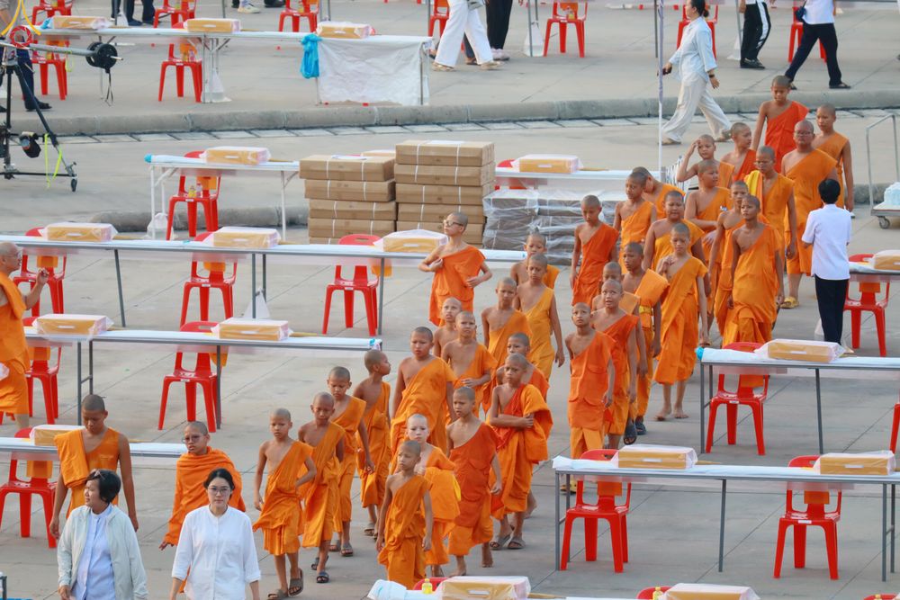 ภาพ No.322610:วันที่ 17 เมษายน พ.ศ.2569 การเรียงกล่องไทยธรรม เรียงน้ำดื่ม เรียงร่ม ณ ลานธรรมพระมหาธรรมกายเจดีย์ เพื่องานถวายมหาสังฆทาน 40,000 กว่าวัดทั่วประเทศ วันคุ้มครองโลก 22 เมษายน พ.ศ.2569 วัดพระธรรมกาย