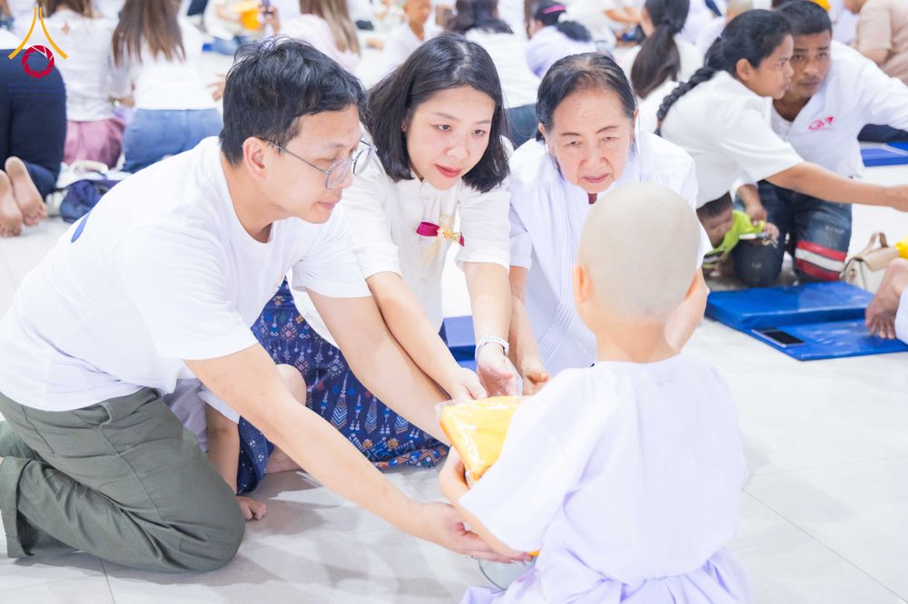 ภาพ No.317479:วันอาทิตย์ ที่ 29 มีนาคม พ.ศ.2569  พิธีปลงผม , พิธีขอขมามอบบาตรและผ้าไตร , พิธีบรรพชา ณ ศูนย์ปฏิบัติธรรมสมุทรปราการ จำนวน 42 รูป