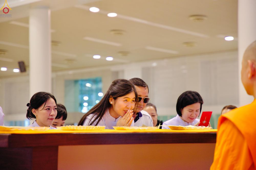 ภาพ No.311706:วันอาทิตย์ต้นเดือนที่ 1 มีนาคม พ.ศ.2569 สัมมนาพิเศษ พิธีมอบรูปหล่อโลหะหลวงปู่วัดปากน้ำ พระมงคลเทพมุนี พิธีมุทิตาสักการะในโอกาสพระครูปลัดรัตนวีรวัฒน์(รังสฤษดิ์ อิทธิจินฺตโก) เจ้าอาวาสวัดพระธรรมกาย  ดำรงตำแหน่งเป็น “ที่ปรึกษาเจ้าคณะจังหวัดปทุมธานี”  ณ ห้อง