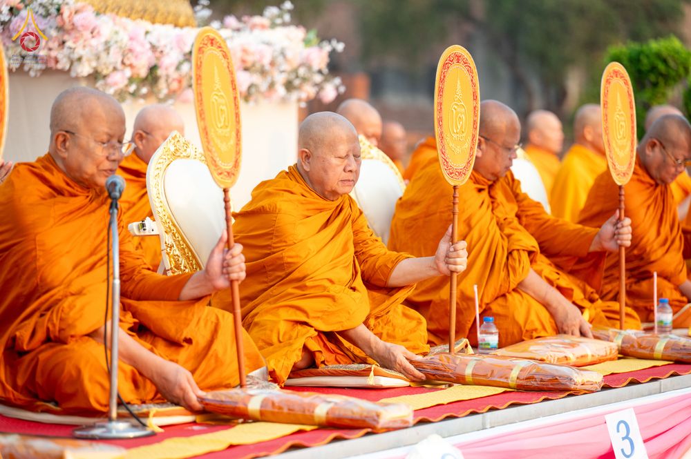 ภาพ No.318028:วันเสาร์ที่ 4 เมษายน พ.ศ. 2569 งานทำบุญเมืองใจกลางอยุธยา  ตักบาตรพระ 1,109 รูป ณ ถนนชีกุน หน้าวัดมหาธาตุ และวัดราชบูรณะ