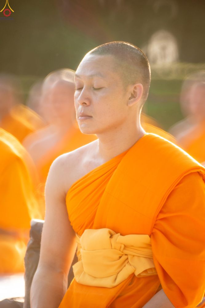 ภาพ No.281600:วันที่ 24 ธันวาคม พ.ศ.2568 พระธรรมยาตรา ปฏิบัติธรรม และถ่ายภาพหมู่ประวัติศาสตร์ ณ ลานหน้ามหาวิหารพระมงคลเทพมุนีฯ วัดพระธรรมกาย