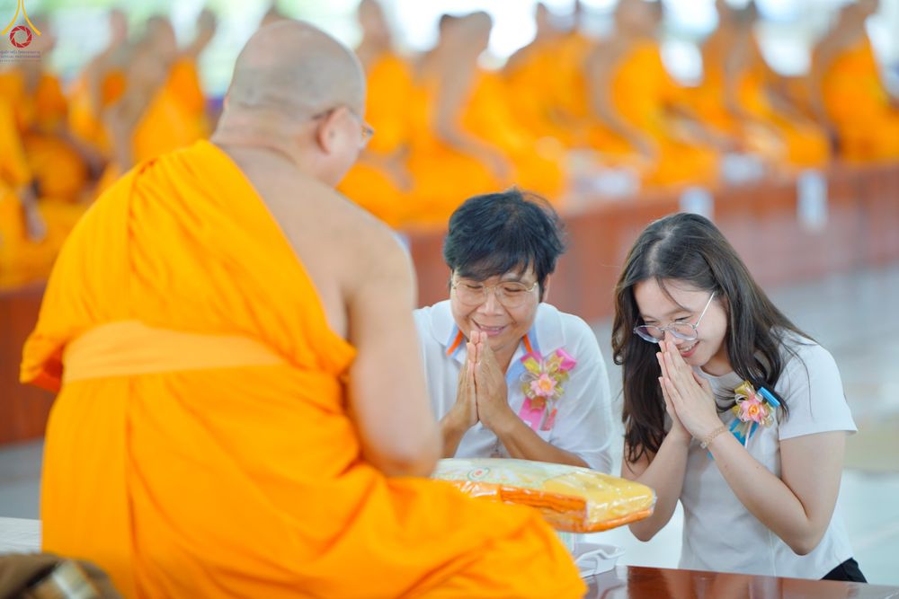 ภาพ No.328849:วันเสาร์ที่ 16 พฤษภาคม พ.ศ.2569 พิธีบุพเปตพลี ครั้งที่ 183 ร่วมอุทิศบุญแด่หมู่ญาติที่ล่วงลับไปแล้ว และสืบทอดอายุพระพุทธศาสนา ณ หอฉันคุณยายอาจารย์ฯ  วัดพระธรรมกาย