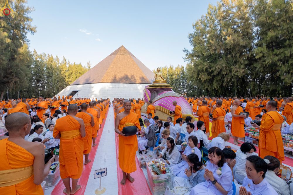 ภาพ No.289360:วันที่ 7 มกราคม พ.ศ. 2569 พิธีตักบาตรพระธรรมยาตรา ณ อนุสรณ์สถานลำดับที่ 1 สถานที่เกิดด้วยรูปกายเนื้อ อนุสรณ์สถานมหาวิหารพระมงคลเทพมุนี (โลตัสแลนด์) อ.สองพี่น้อง จ.สุพรรณบุรี ในโครงการธรรมยาตรา กตัญญูบูชา มหาปูชนียาจารย์ พระมงคลเทพมุนี(สด จนฺทสโร) พระผู้ป