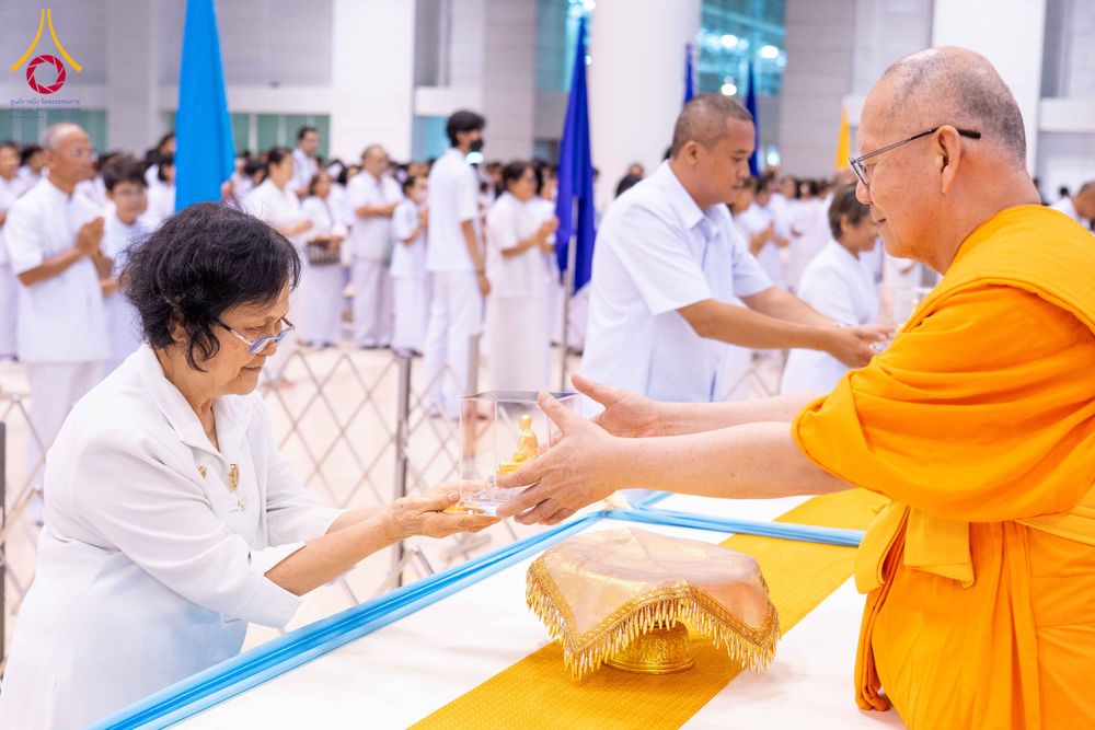 ภาพ No.338029:วันอาทิตย์ต้นเดือน 5 กรกฎาคม พ.ศ.2569 สัมมนาพิเศษ พิธีมอบพระของขวัญ ณ ห้องแก้วสารพัด1 วัดพระธรรมกาย