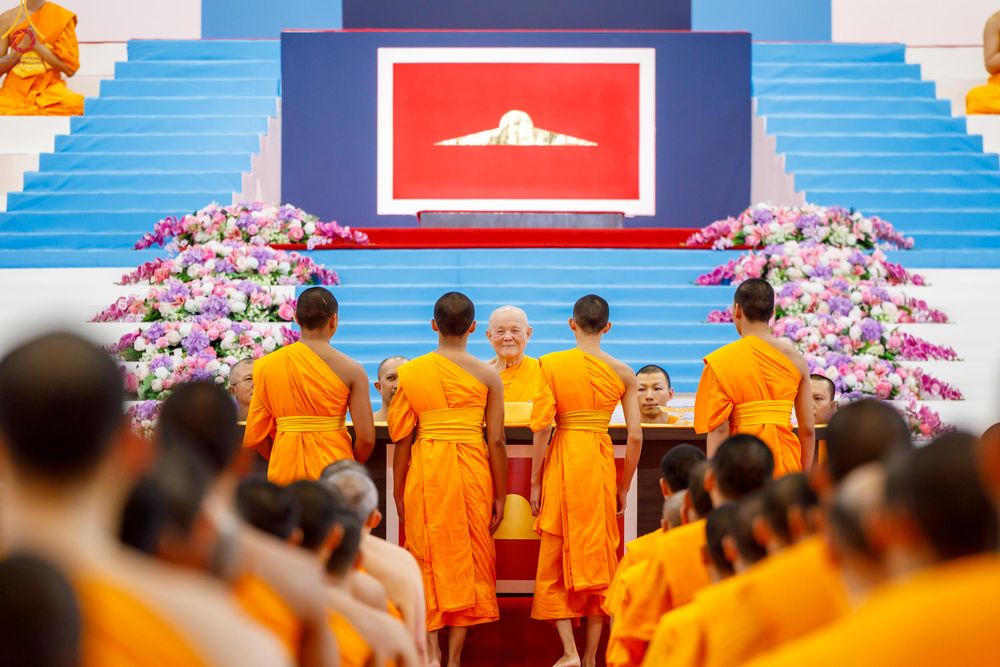 ภาพ No.339095:วันอาทิตย์ที่ 12 กรกฎาคม พ.ศ.2569 พิธีมุทิตาผู้สอบได้เปรียญธรรม ประโยค 1-2 ถึง ป.ธ.9 และ บ.ศ.1-2 ถึง บ.ศ.6 สำนักศาสนศึกษาวัดพระธรรมกาย ประจำปี 2569, พิธีมอบตราตั้งแต่งตั้งอาจารย์ใหญ่ สำนักศาสนศึกษาวัดพระธรรมกาย