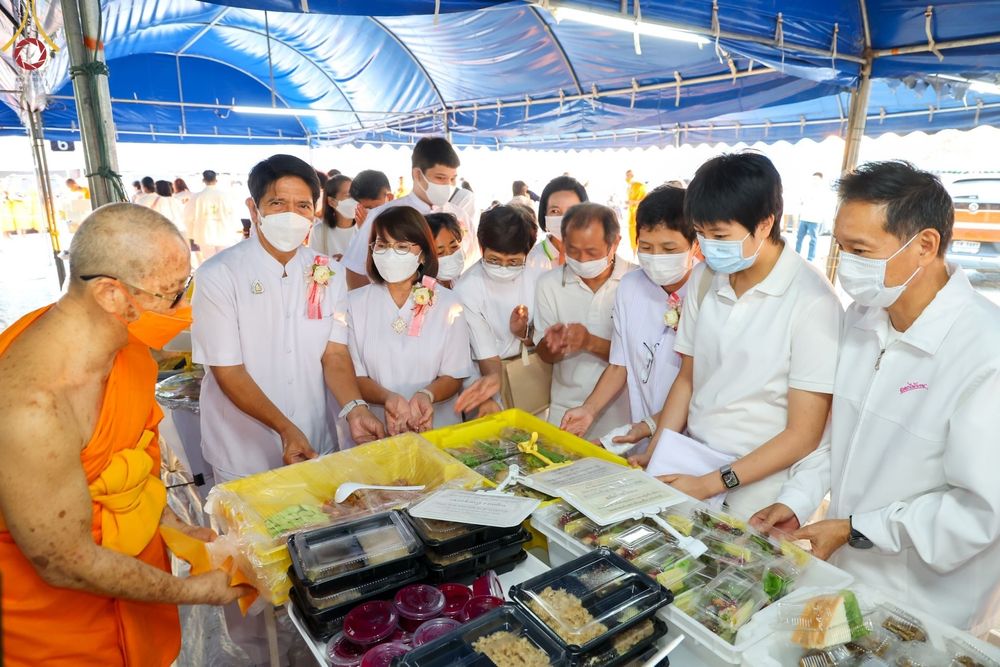 ภาพ No.74652:พิธีถวายภัตตาหารเป็นสังฆทาน แด่คณะพระธรรมยาตราฯ ในโครงการธรรมยาตรากตัญญูบูชา มหาปูชนียาจารย์ พระมงคลเทพมุนี(สด จนฺทสโร) พระผู้ปราบมาร อนุสรณ์สถาน 7 แห่ง ปีที่ 11 วันที่ 28 มกราคม พ.ศ. 2566