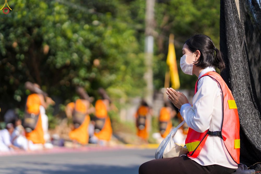 ภาพ No.300650:ภาพเบื้องหลังอาสาสมัครรวมใจ ชุดที่ 3 ในโครงการธรรมยาตรา กตัญญูบูชา มหาปูชนียาจารย์ พระมงคลเทพมุนี(สด จนฺทสโร) พระผู้ปราบมาร อนุสรณ์สถาน 7 แห่ง ปีที่ 14