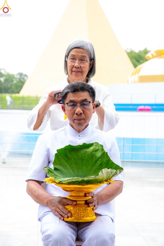 ภาพ No.330169:วันที่ 30 พฤษภาคม พ.ศ.2569 พิธีตัดปอยผมและปลงผม อุบาสกอุปสมบทอุทิศชีวิต 11 ท่าน ณ โบสถ์พระไตรปิฎก วัดพระธรรมกาย จังหวัดปทุมธานี
