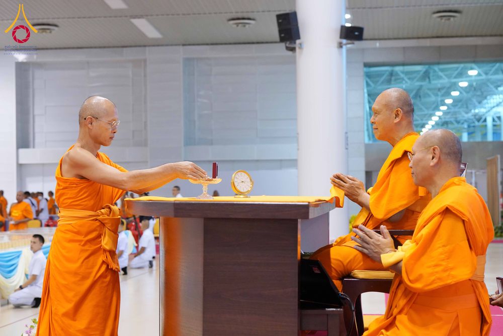 ภาพ No.337995:วันอาทิตย์ต้นเดือน 5 กรกฎาคม พ.ศ.2569 สัมมนาพิเศษ พิธีมอบพระของขวัญ ณ ห้องแก้วสารพัด1 วัดพระธรรมกาย