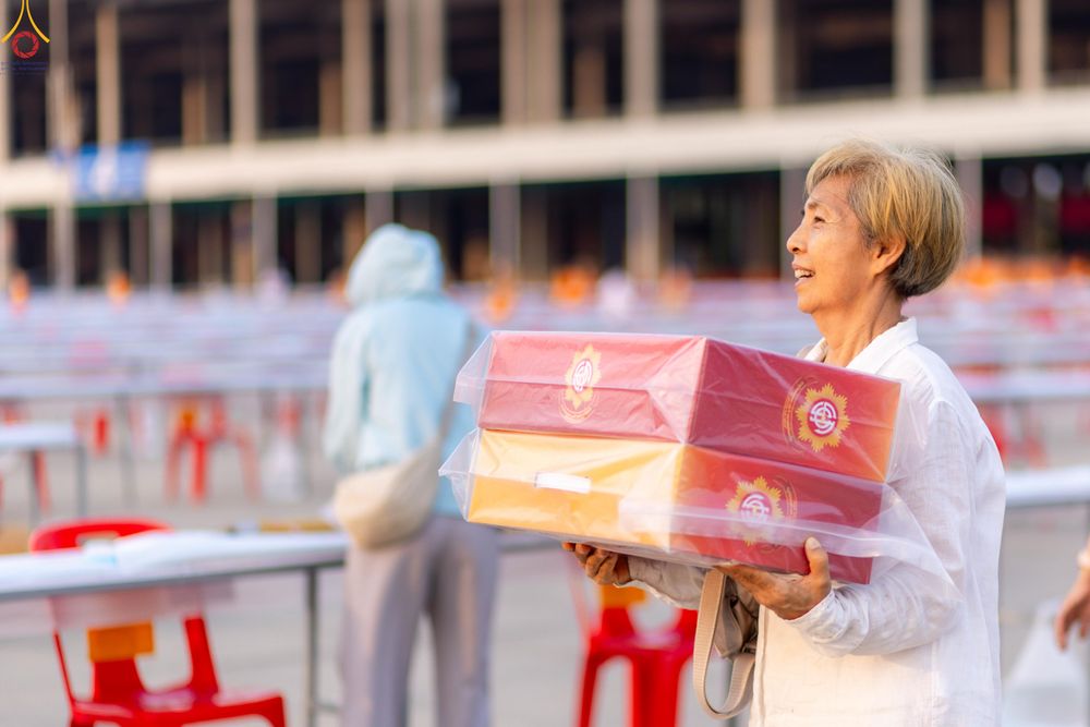 ภาพ No.322732:วันที่ 15-18 เมษายน พ.ศ.2569 การเเตรียมโต๊ะฉัน , เตรียมจุดพักค้าง , เรียงเก้าอี้ , เรียงกล่องไทยธรรม  เพื่องานถวายมหาสังฆทาน 40,000 กว่าวัดทั่วประเทศ วันคุ้มครองโลก 22 เมษายน พ.ศ.2569 วัดพระธรรมกาย