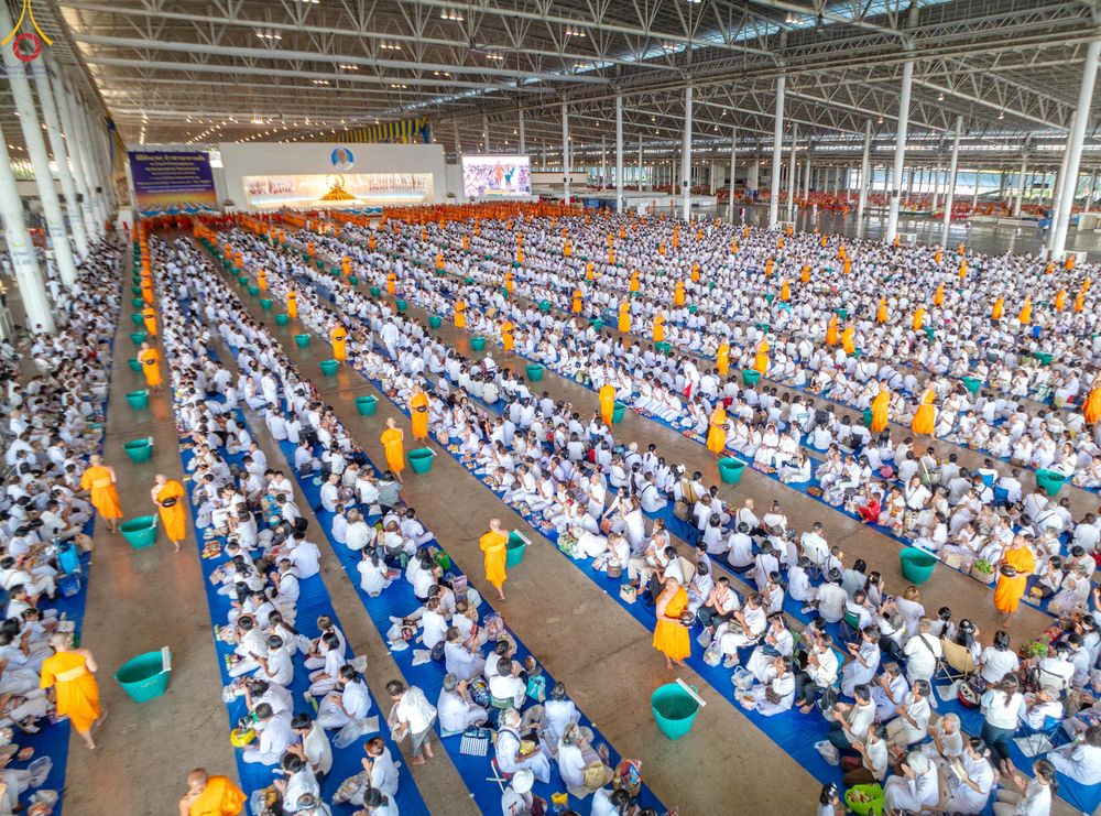 ภาพ No.327925:วันที่ 3 พฤษภาคม พ.ศ.2569 พิธีตักบาตร ข้าวสารอาหารแห้ง ณ บ้านแก้วเรือนทองคุณยายอาจารย์ฯ วัดพระธรรมกาย