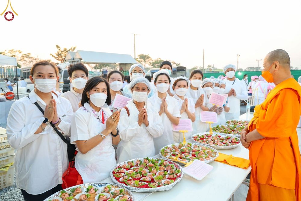 ภาพ No.74009:พิธีถวายภัตตาหารเป็นสังฆทาน แด่คณะพระธรรมยาตราฯ ในโครงการธรรมยาตรากตัญญูบูชา มหาปูชนียาจารย์ พระมงคลเทพมุนี(สด จนฺทสโร) พระผู้ปราบมาร อนุสรณ์สถาน 7 แห่ง ปีที่ 11 วันที่ 24 มกราคม พ.ศ. 2566