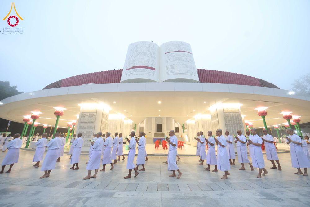 ภาพ No.298045:วันเสาร์ที่ 17 มกราคม พ.ศ. 2569 พิธีบรรพชาอุปสมบท โครงการอุปสมบทหมู่ บูชาธรรมครบ 117 ปี คุณยายอาจารย์มหารัตนอุบาสิกาจันทร์ ขนนกยูง  ณ อุโบสถพระไตรปิฎก วัดพระธรรมกาย