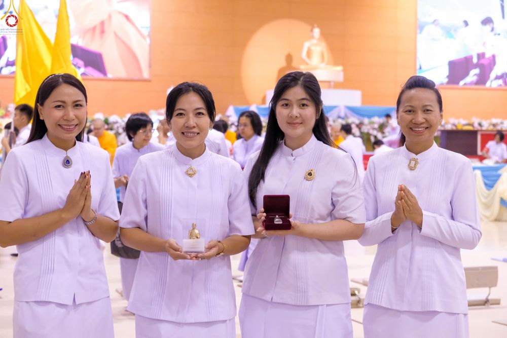 ภาพ No.311673:วันอาทิตย์ต้นเดือนที่ 1 มีนาคม พ.ศ.2569 สัมมนาพิเศษ พิธีมอบรูปหล่อโลหะหลวงปู่วัดปากน้ำ พระมงคลเทพมุนี พิธีมุทิตาสักการะในโอกาสพระครูปลัดรัตนวีรวัฒน์(รังสฤษดิ์ อิทธิจินฺตโก) เจ้าอาวาสวัดพระธรรมกาย  ดำรงตำแหน่งเป็น “ที่ปรึกษาเจ้าคณะจังหวัดปทุมธานี”  ณ ห้อง