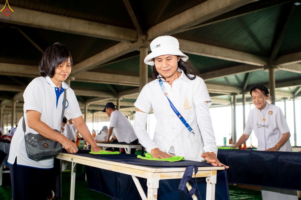 ภาพ No.322389:วันที่ 16 เมษายน พ.ศ.2569 การจัดเตรียมเบาะรองนอน เช็ดทำความสะอาด  เพื่องานถวายมหาสังฆทาน 40,000 กว่าวัดทั่วประเทศ วันคุ้มครองโลก 22 เมษายน พ.ศ.2569 วัดพระธรรมกาย