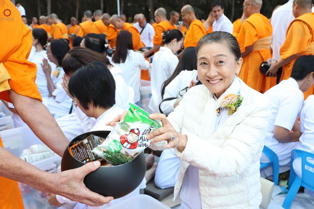 ภาพ No.289447:วันที่ 7 มกราคม พ.ศ. 2569 พิธีตักบาตรพระธรรมยาตรา ณ อนุสรณ์สถานลำดับที่ 1 สถานที่เกิดด้วยรูปกายเนื้อ อนุสรณ์สถานมหาวิหารพระมงคลเทพมุนี (โลตัสแลนด์) อ.สองพี่น้อง จ.สุพรรณบุรี ในโครงการธรรมยาตรา กตัญญูบูชา มหาปูชนียาจารย์ พระมงคลเทพมุนี(สด จนฺทสโร) พระผู้ป