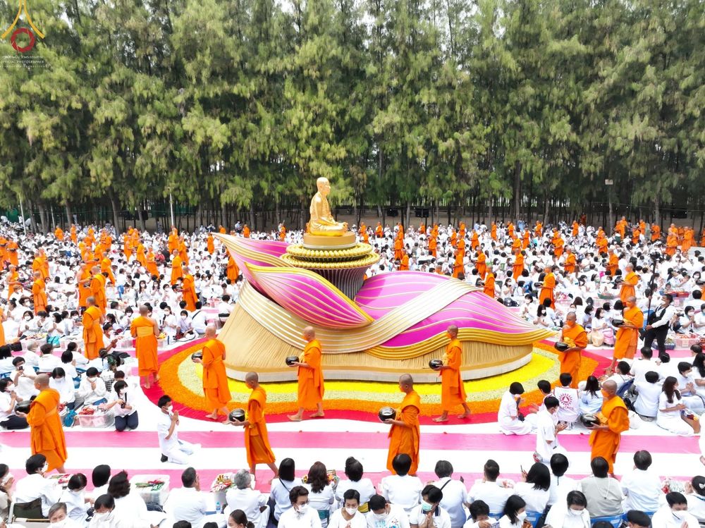 ภาพ No.69599:พิธีตักบาตรพระธรรมยาตราฯ ในโครงการธรรมยาตรากตัญญูบูชา มหาปูชนียาจารย์ พระมงคลเทพมุนี(สด จนฺทสโร) พระผู้ปราบมาร ปีที่ 11 ณ อนุสรณ์สถานลำดับที่ 1 สถานที่เกิดด้วยรูปกายเนื้อ อนุสรณ์สถานมหาวิหารพระมงคลเทพมุนี อ.สองพี่น้อง จ.สุพรรณบุรี