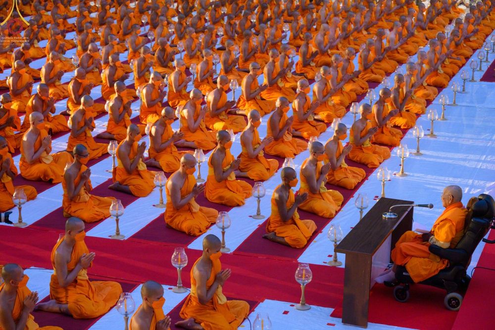 ภาพ No.69342:พิธีจุดประทีปถวายเป็นพุทธบูชา และบูชาธรรมมหาปูชนียาจารย์ ในโครงการธรรมยาตรากตัญญูบูชา มหาปูชนียาจารย์ พระมงคลเทพมุนี(สด จนฺทสโร) พระผู้ปราบมาร ปีที่ 11 ณ อนุสรณ์สถานมหาวิหารพระมงคลเทพมุนี อ.สองพี่น้อง จ.สุพรรณบุรี