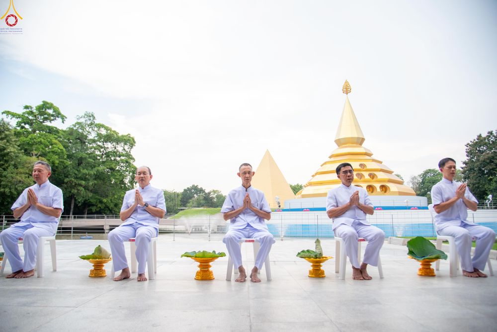 ภาพ No.330517:วันที่ 30 พฤษภาคม พ.ศ.2569 พิธีตัดปอยผมและปลงผม อุบาสกอุปสมบทอุทิศชีวิต 11 ท่าน (ภาพชุดที่ 2) ณ โบสถ์พระไตรปิฎก วัดพระธรรมกาย จังหวัดปทุมธานี