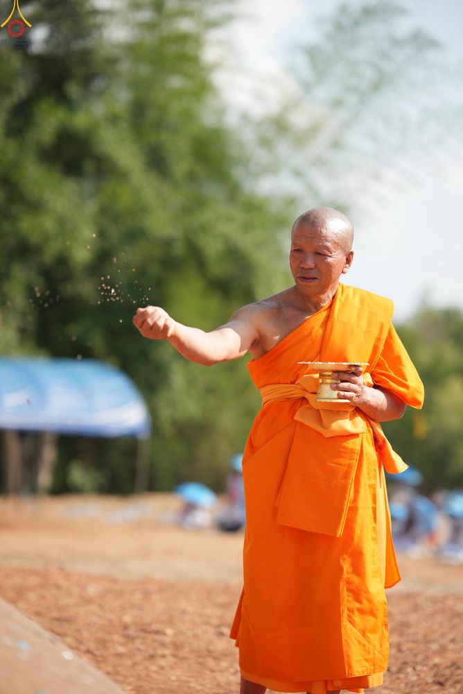 ภาพ No.326888:วันศุกร์ที่ ๑ พฤษภาคม พ.ศ.๒๕๖๙ พิธีทอดผ้าป่า สถาปนาองค์พระเจดีย์เพื่อสร้างสันติภาพโลก และ พิธีโปรยรัตนชาติ กลั่นแผ่นดิน  โปรยทราย เป็นปฐมฤกษ์ ณ ศูนย์ปฏิบัติธรรมเถินเทิดธรรม ต.แม่ปะ อ.เถิน จ.ลำปาง