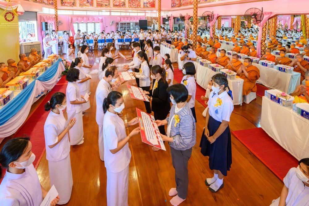 ภาพ No.73727:พิธีเจริญพระพุทธมนต์ ปฏิบัติธรรม มอบทุนการศึกษา ถวายสังฆทาน 106 วัด เพื่อถวายเป็นพุทธบูชา และขับเคลื่อนโครงการหมู่บ้านรักษาศีล 5  โดยคณะสงฆ์จังหวัดนนทบุรี คณะศิษยานุศิษย์วัดพระธรรมกาย โครงการธรรมยาตราฯ ปีที่ 11 ณ วัดตะเคียน อ.บางกรวย จ.นนทบุรี วันที่ 21 