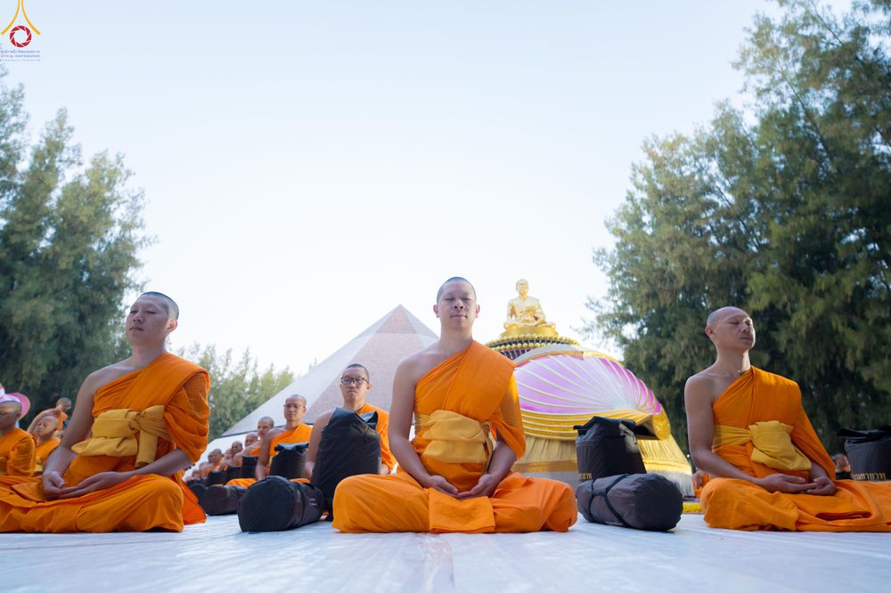 ภาพ No.288397:วันที่ 4 มกราคม พ.ศ. 2569 พระธรรมยาตราปฏิบัติธรรม และถ่ายภาพหมู่ประวัติศาสตร์ ในโครงการธรรมยาตรา กตัญญูบูชา มหาปูชนียาจารย์ พระมงคลเทพมุนี(สด จนฺทสโร) พระผู้ปราบมาร อนุสรณ์สถาน 7 แห่ง ปีที่ 14 ณ อนุสรณ์สถานมหาวิหารพระมงคลเทพมุนี (โลตัสแลนด์) อ.สองพี่น้อง