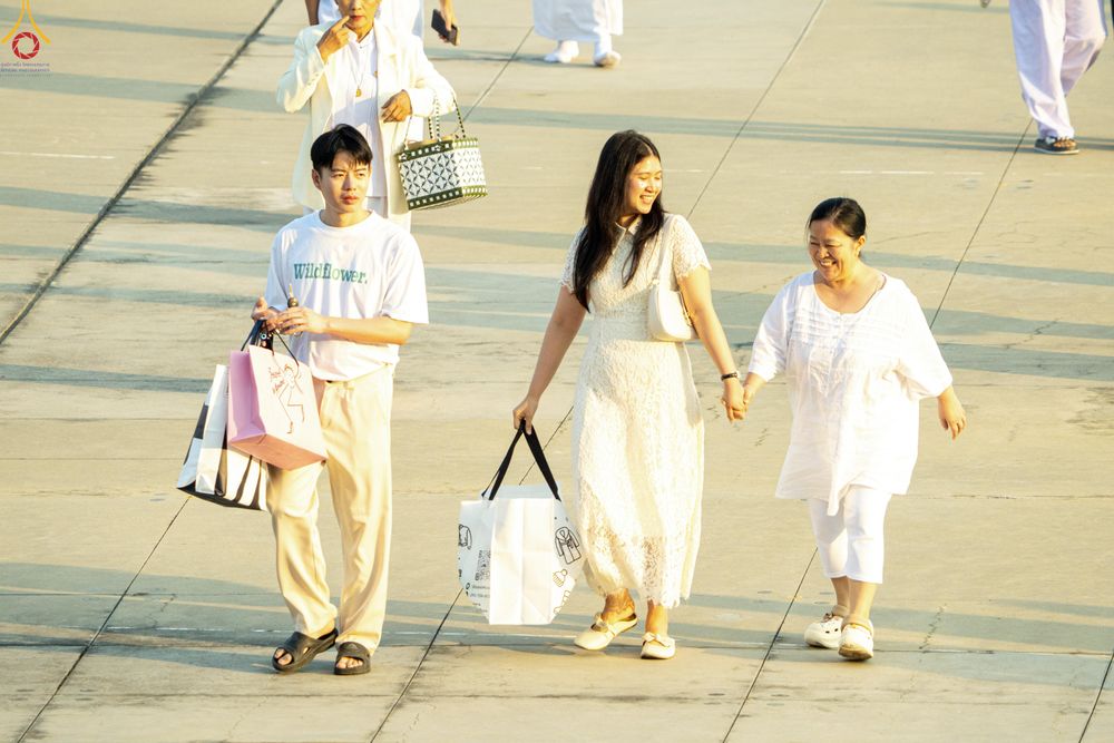 ภาพ No.279949:วันที่ 1 มกราคม พ.ศ.2569 พิธีตักบาตรในวันขึ้นปีใหม่ ณ ลานธรรม วัดพระธรรมกาย